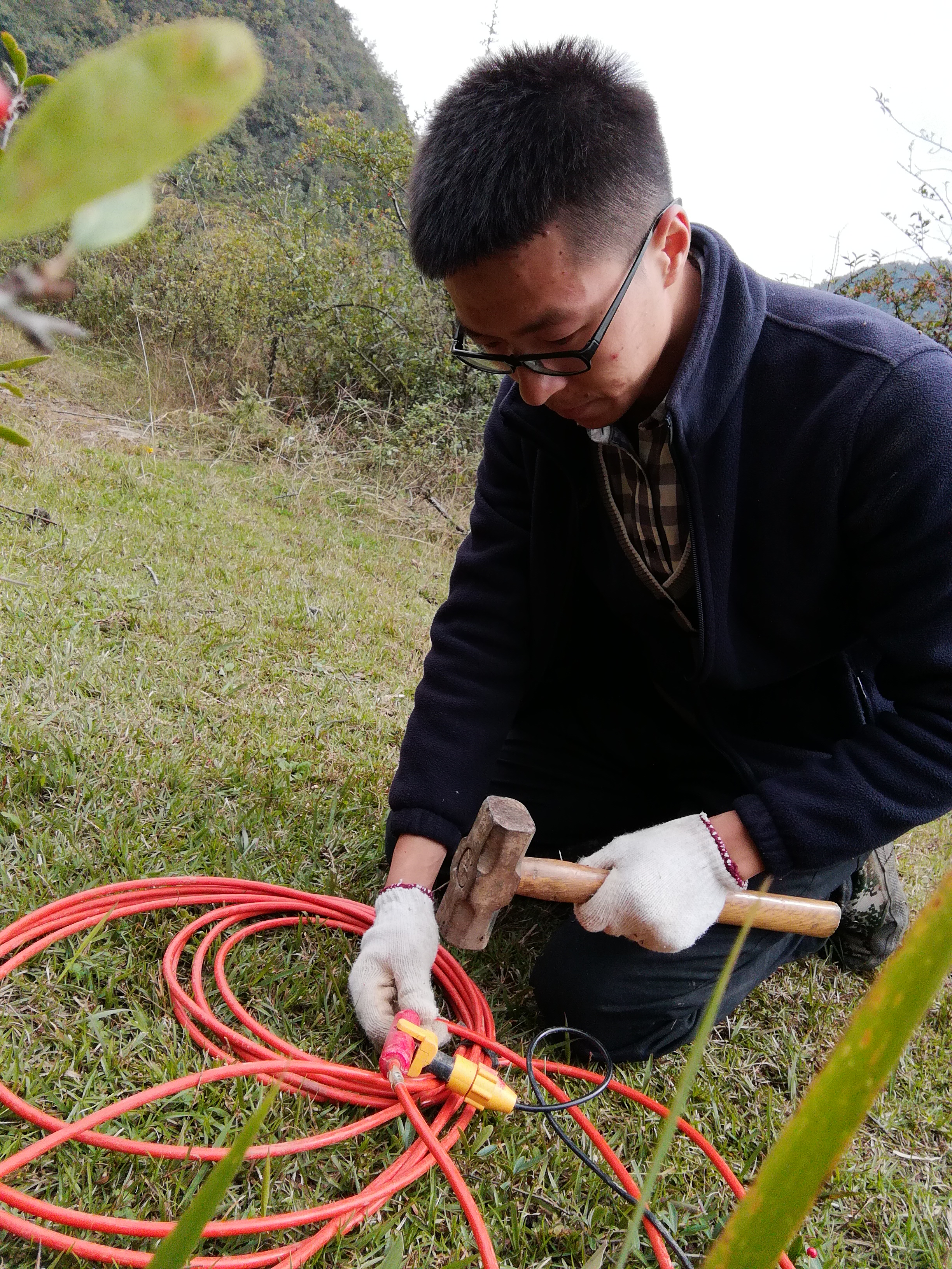 研究生用高密度电法仪测地下岩土结构（张耀华摄）